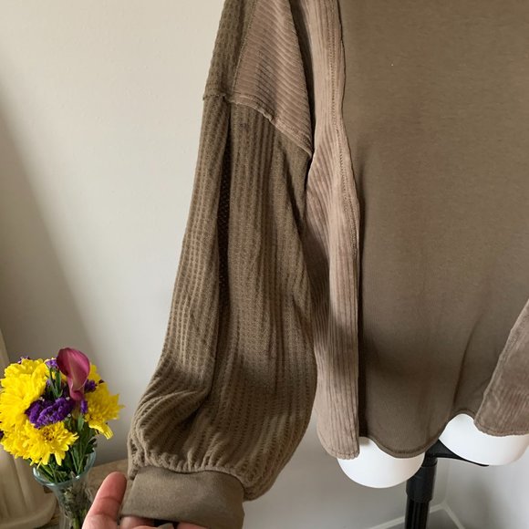 Gimmicks by Buckle Top - Picture 6 of 10